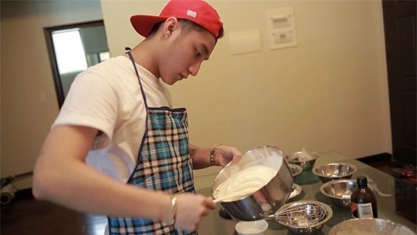 Tuy là con trai nhưng Sơn Tùng M-TP khiến nhiều fan ngỡ ngàng bởi độ khéo tay của mình. Nam ca sĩ từng tự tay vào bếp làm bánh để tặng cho những người bạn đặc biệt. - Tin sao Viet - Tin tuc sao Viet - Scandal sao Viet - Tin tuc cua Sao - Tin cua Sao