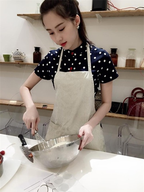 Rũ bỏ hình ảnh hoa hậu xinh đẹp, quý phái, Đặng Thu Thảo xắn tay áo vào bếp để học làm bánh. - Tin sao Viet - Tin tuc sao Viet - Scandal sao Viet - Tin tuc cua Sao - Tin cua Sao