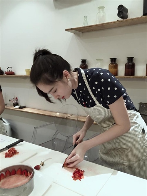 Hoa hậu Việt Nam 2012 chia sẻ làm bánh là một trong những sở thích đặc biệt của cô. Trước khi đăng quang Hoa hậu Việt Nam, Đặng Thu Thảo từng mơ ước sẽ mở một tiệm bánbánh nhỏ. - Tin sao Viet - Tin tuc sao Viet - Scandal sao Viet - Tin tuc cua Sao - Tin cua Sao