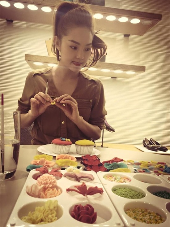 Minh Hằng cũng là một fan cứng của bánh ngọt. Cô rất thích học làm bánh cupcake nhằm tặng bạn bè những dịp quan trọng. - Tin sao Viet - Tin tuc sao Viet - Scandal sao Viet - Tin tuc cua Sao - Tin cua Sao