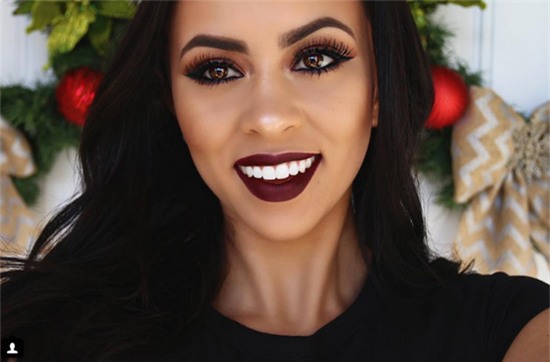 Son môi màu đỏ Marsala (hay còn gọi là màu đỏ rượu vang) sẽ khiến gương mặt bạn đầy sắn nét và cá tính. Màu son này hợp nhất với làn da nâu hoặc trắng sáng.