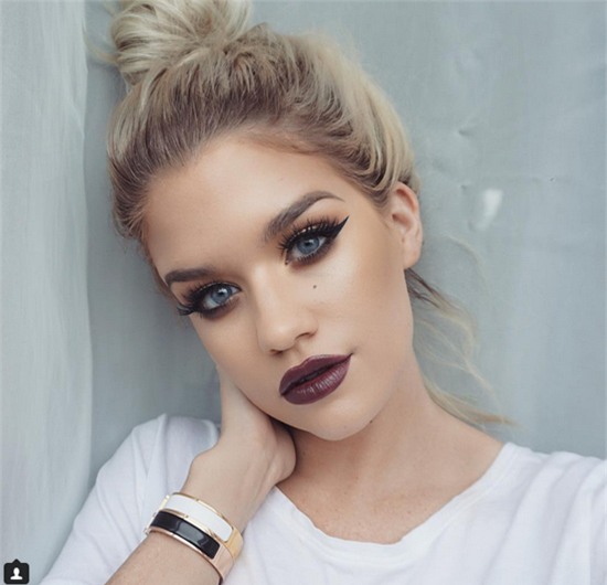 Sẽ chẳng gì cá tính và thể hiện bản sắc riêng khi bạn chọn son môi màu nâu chocolate ngày hè.