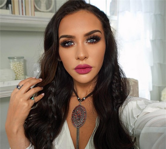 Màu hồng tươi là gam màu dễ tính và hợp với hầu hết các làn da của bạn.