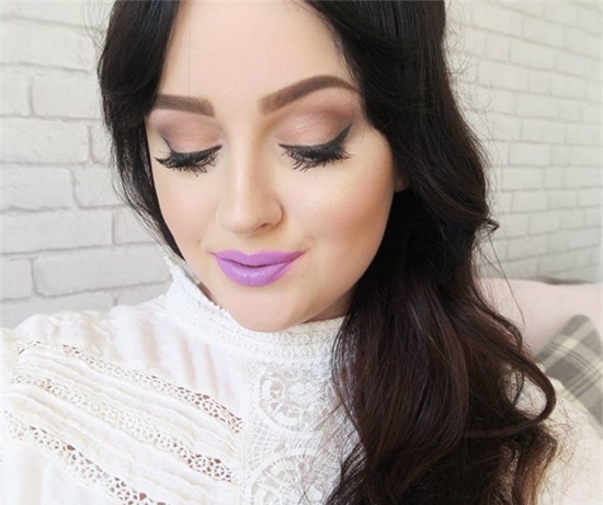 Son màu tím nhạt sẽ không dành cho cô nàng có làn da xanh, mà là một cô nàng làn da trắng hồng.