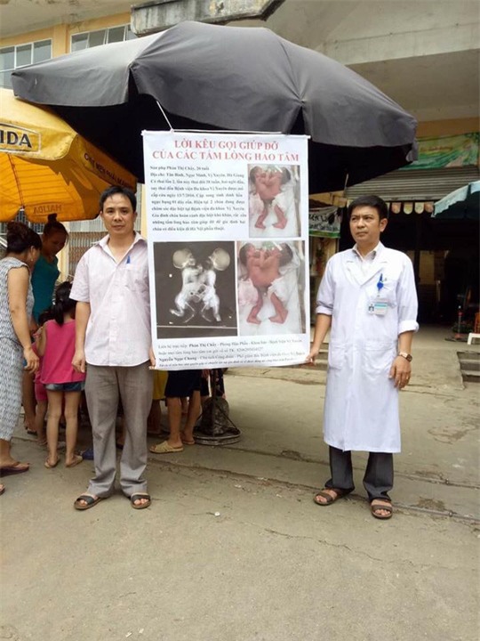 Bác sĩ ra chợ quyên tiền để gia đình cặp song sinh có tiền về Hà Nội phẫu thuật