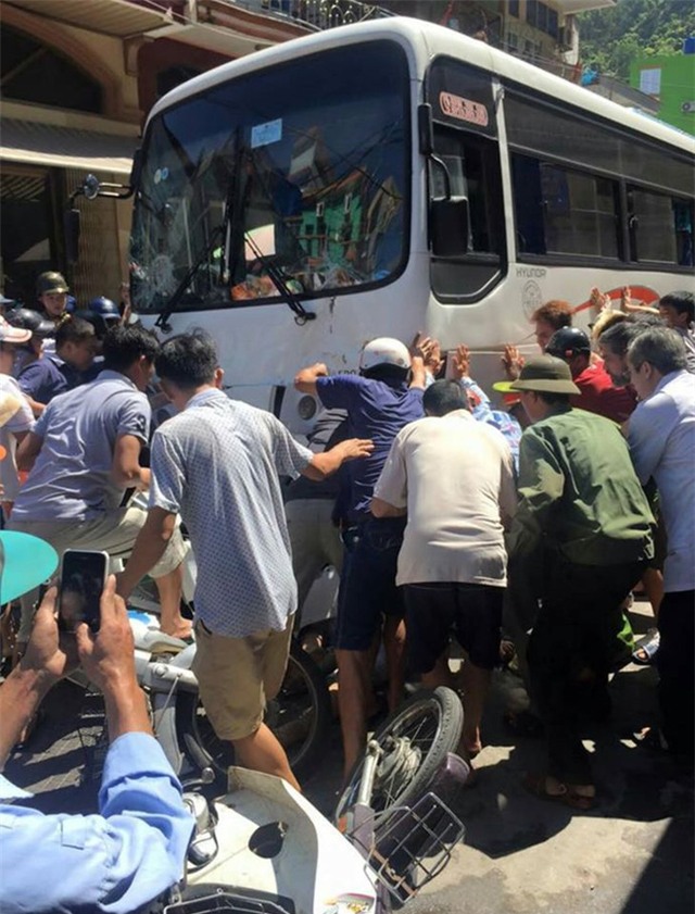 [NÓNG] Xe khách mất phanh tông hàng loạt người ở Hải Phòng - Ảnh 1.