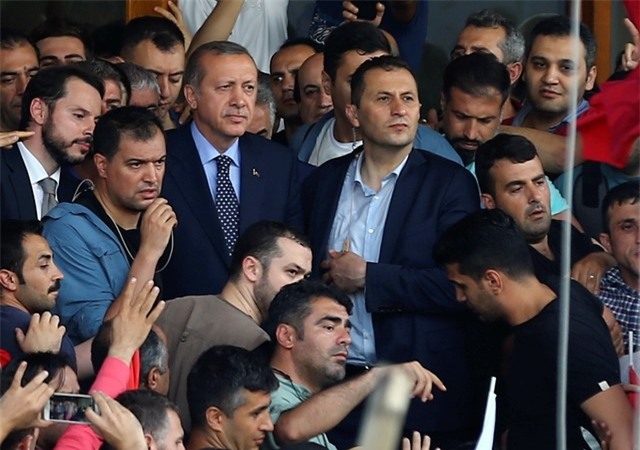 Dao chinh that bai, Tho Nhi Ky roi vao hon loan hinh anh 1