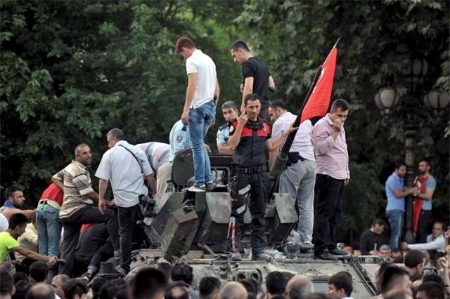 Dao chinh that bai, Tho Nhi Ky roi vao hon loan hinh anh 3