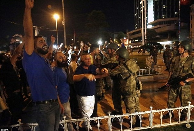 Doi dau giua quan doi va dan Tho Nhi Ky, 60 nguoi chet hinh anh 1