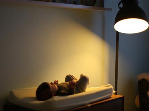 tac hai giat minh cua den ngu voi tre so sinh - 1