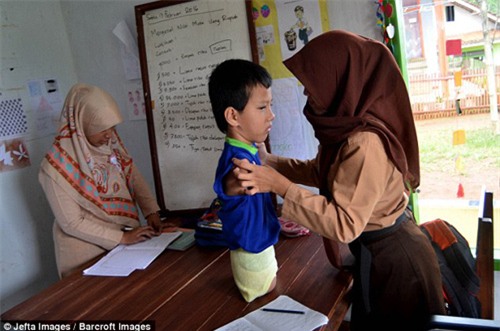 cau chuyen cam dong ve nghi luc song cua cau be 11 tuoi khong chan khong tay - 2