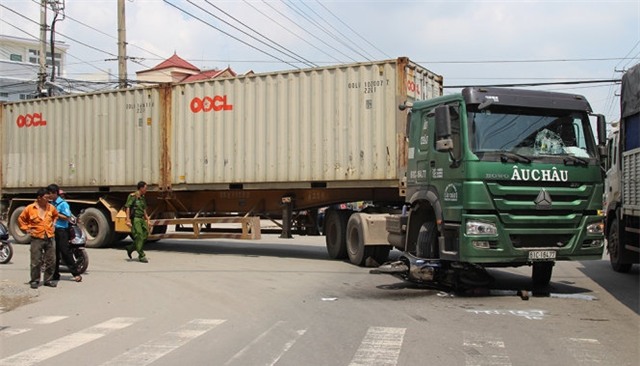 Mẹ nằm dưới bánh xe container, bé 4 tuổi gào khóc thảm thiết