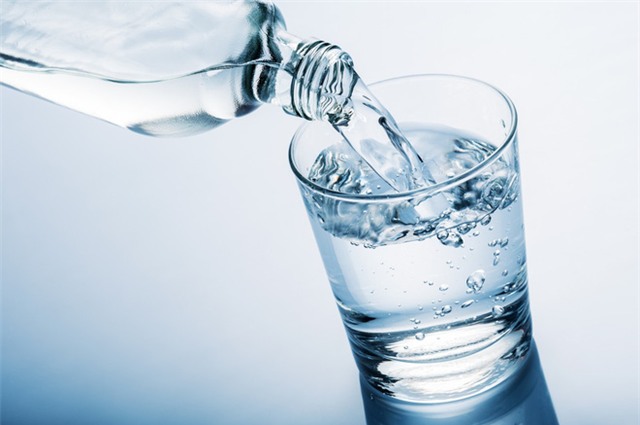 Nguy hiểm khôn lường khi uống quá nhiều nước mỗi ngày - Ảnh 3.