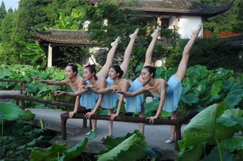 dan gai tre nhay mua o tay ho gay tranh cai hinh anh 1