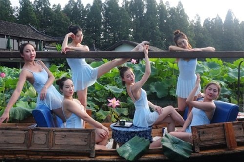 dan gai tre nhay mua o tay ho gay tranh cai hinh anh 2