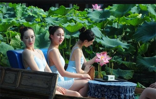 dan gai tre nhay mua o tay ho gay tranh cai hinh anh 3