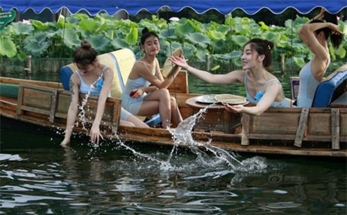 dan gai tre nhay mua o tay ho gay tranh cai hinh anh 6