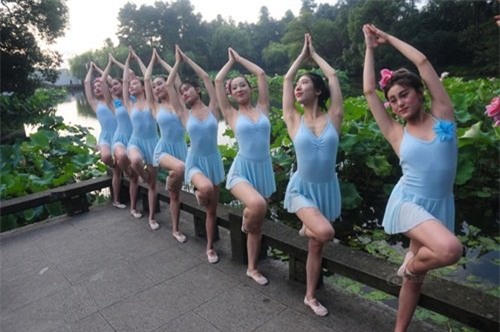 dan gai tre nhay mua o tay ho gay tranh cai hinh anh 8