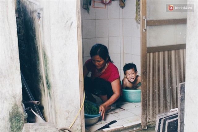 Ngay thời hiện tại và ở giữa Hà Nội, 1 gia đình vẫn chạy ăn từng bữa vì có 14 đứa con - Ảnh 9.