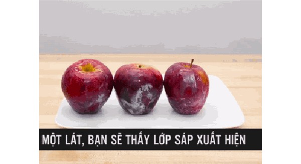 Đổ nước nóng lên quả táo: Cách cực hay kiểm tra táo có bị phun chất bảo quản độc hại