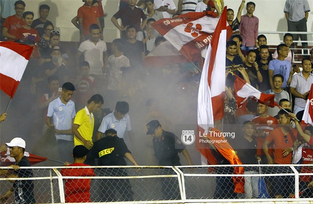 CĐV Hải Phòng đốt pháo sáng trong trận cầu không tưởng - Ảnh 7.