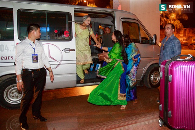 Hành động quá ga-lăng của chồng Cô dâu 8 tuổi với nữ MC Việt - Ảnh 1.