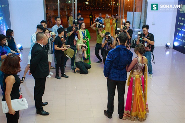 Hành động quá ga-lăng của chồng Cô dâu 8 tuổi với nữ MC Việt - Ảnh 3.