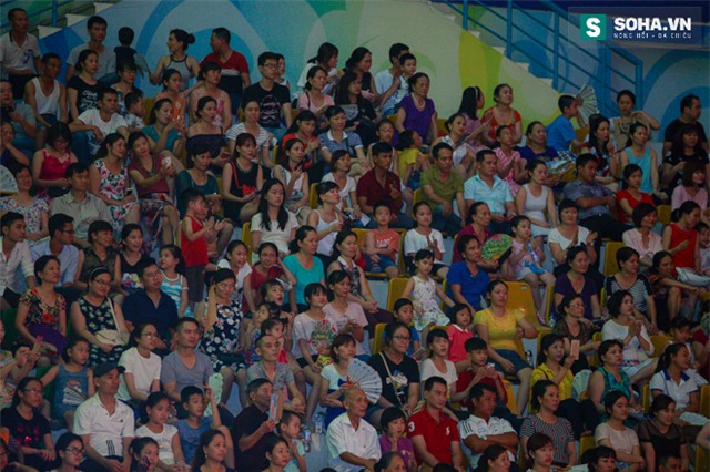 Hành động quá ga-lăng của chồng Cô dâu 8 tuổi với nữ MC Việt - Ảnh 4.