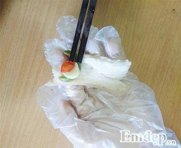 Thịt ba chỉ luộc cuộn sấu dầm mắm ớt, lạ miệng mà ngon tuyệt