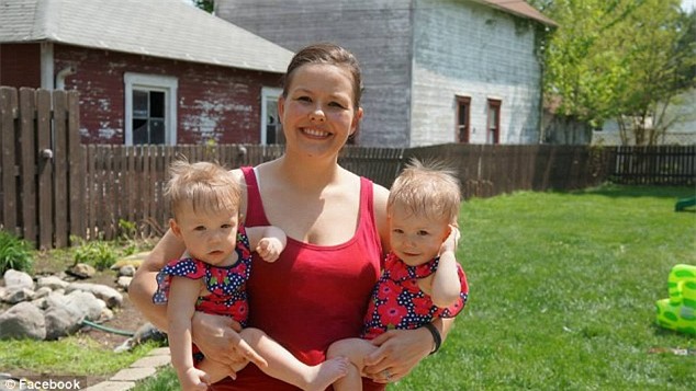 2 cô nhóc nổi tiếng trong bức ảnh cặp sinh đôi nắm chặt tay khi mới sinh giờ ra sao? - Ảnh 4.