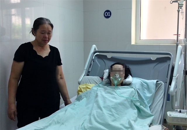 Sinh con xong 1 tuần nhưng vì mang trong mình trọng bệnh, Đậu Thị Huyền Trâm vẫn rất mệt. Em còn bị mê sảng, đau đớn. Ảnh: N.P