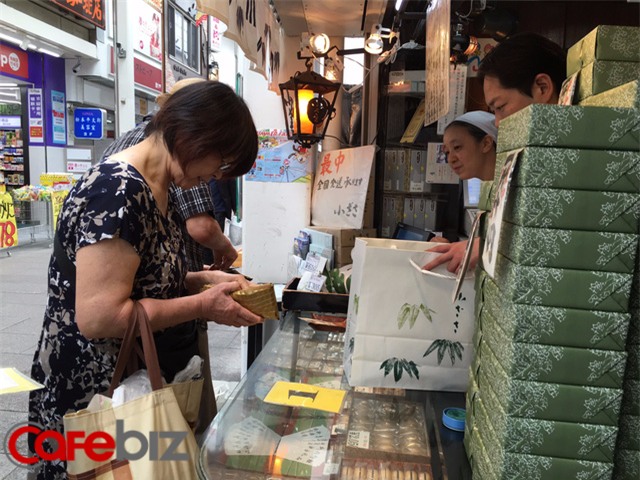 Tiệm bánh 65 tuổi ở Nhật Bản: Rộng 6m2, chỉ bán 2 loại bánh, nguyên thủ quốc gia muốn ăn cũng phải xếp hàng - Ảnh 4.