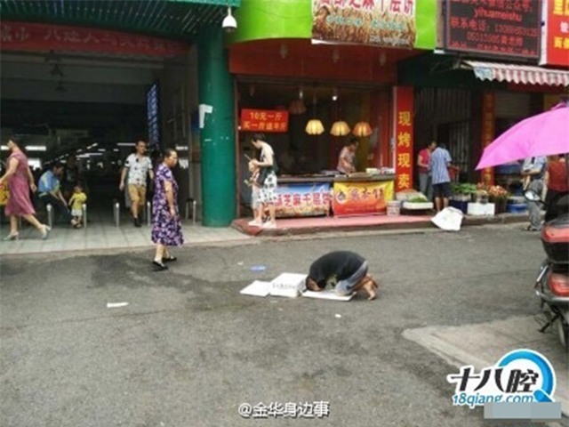 Gã đàn ông giả dạng cụt tay đi ăn xin bị vạch trần trước sự chứng kiến của hàng trăm người - Ảnh 1.