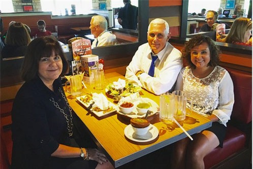 Phó tướng của Trump gây sốc với ảnh hồn ma-1