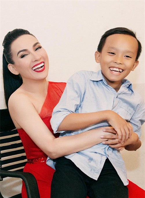 moi quan he giua quan quan ho van cuong va ca si phi nhung hinh anh 5