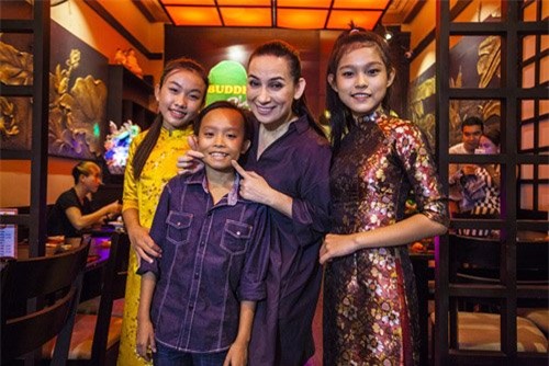moi quan he giua quan quan ho van cuong va ca si phi nhung hinh anh 8