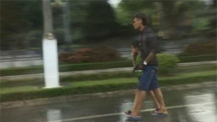 Ke ngao da dung sung khong che con, cuop taxi hinh anh 1