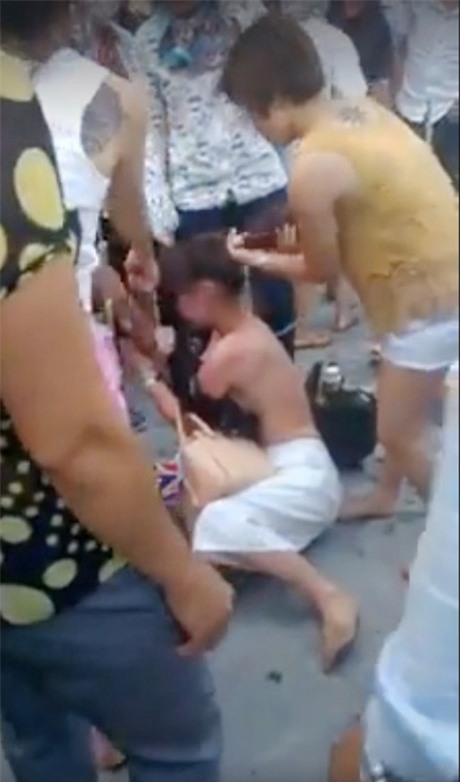 Khi phụ nữ đánh ghen bất lực đến mức chỉ biết đập đồ, phá xe