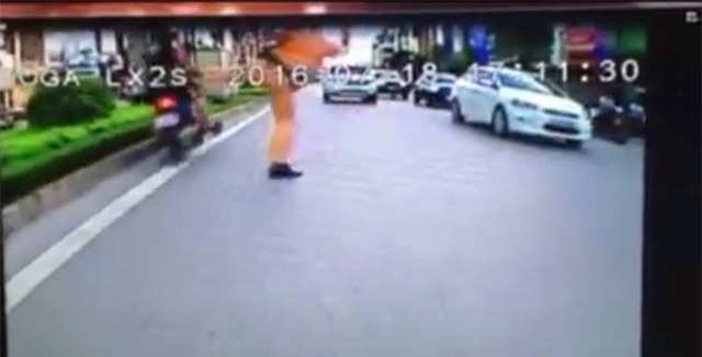 Tạm đình chỉ chiến sỹ CSGT lao ra chặn bắt xe máy đi ngược chiều