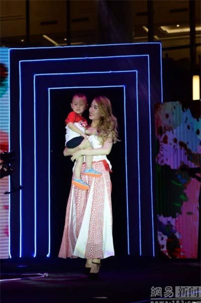 mẹ một con, ngực đẹp, người mẫu, quán quân