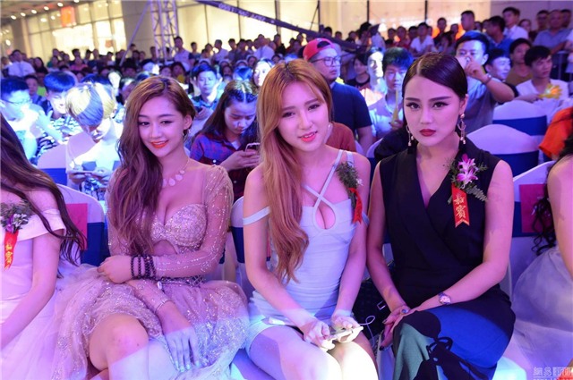 mẹ một con, ngực đẹp, người mẫu, quán quân