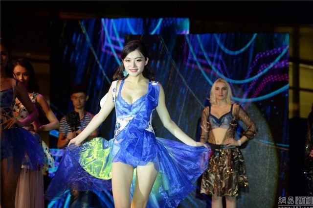 mẹ một con, ngực đẹp, người mẫu, quán quân