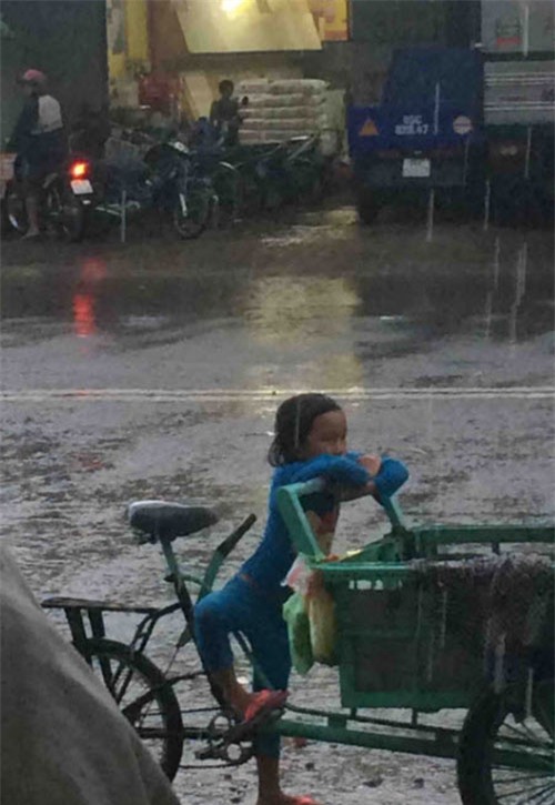 Bé gái 5 tuổi đội mưa bán dừa với bố khiến dân mạng phải nhìn lại mình - 1