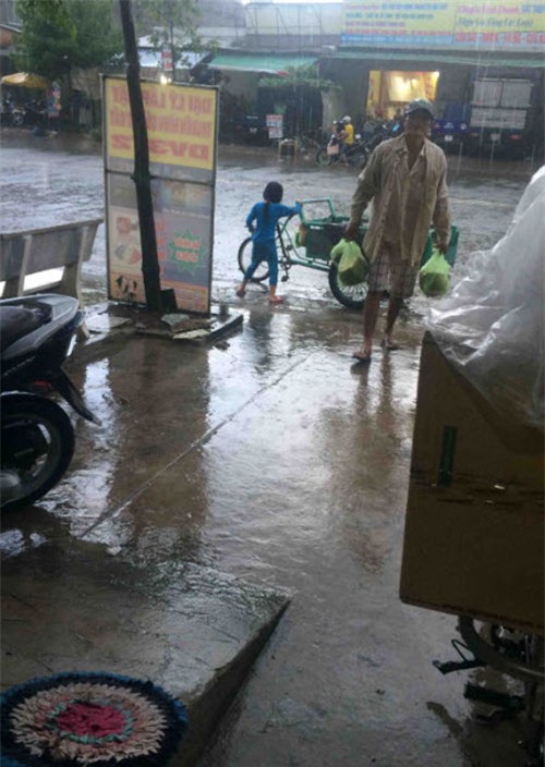 Bé gái 5 tuổi đội mưa bán dừa với bố khiến dân mạng phải nhìn lại mình - 2