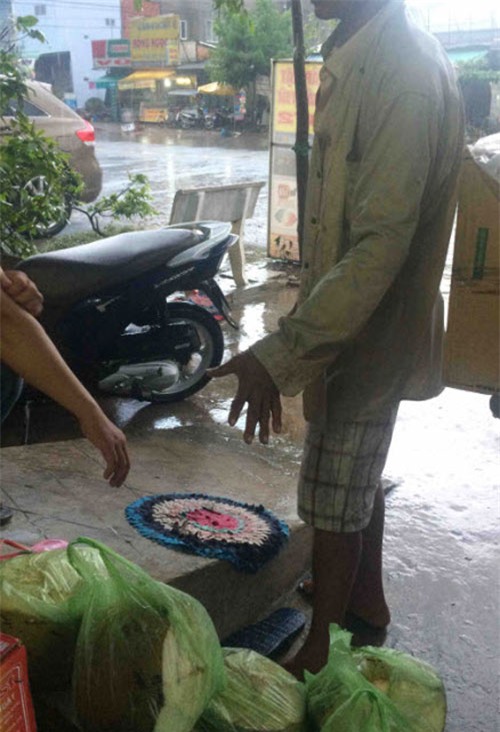 Bé gái 5 tuổi đội mưa bán dừa với bố khiến dân mạng phải nhìn lại mình - 3