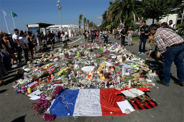 Vợ chồng thủ quân tuyển Pháp dự lễ tưởng niệm nạn nhân vụ khủng bố ở Nice - Ảnh 1.