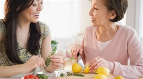 Cuộc điện thoại ngã giá tiền điếng người giữa mẹ chồng và mẹ đẻ - Ảnh 1