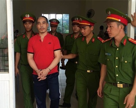 Bị cáo Quế bị dẫn về trại giam