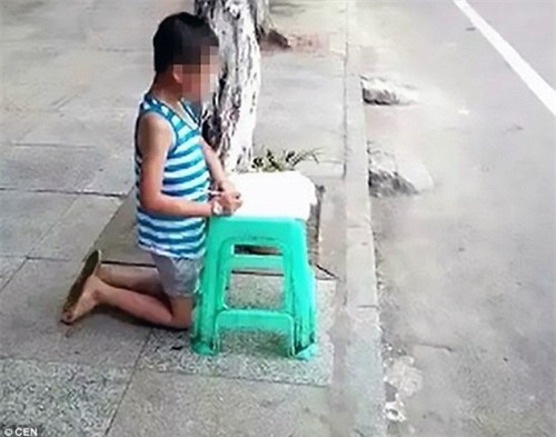 Mẹ hổ đánh đập, bắt con quỳ gối làm bài giữa đường gây tranh cãi mạng xã hội - 1