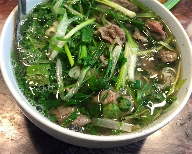Đắng lòng với bát phở khua được 7-8 đũa hết 130.000 đồng - Ảnh 1.